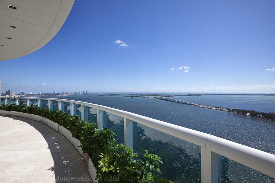 180-degree wrap-around balcony