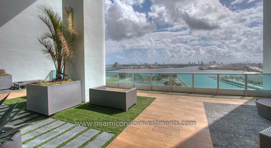 900 Biscayne Bay condos amenities deck