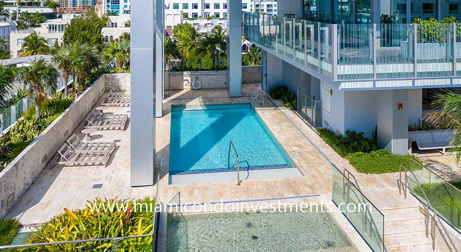 infinity-edge pool at Glass Miami Beach