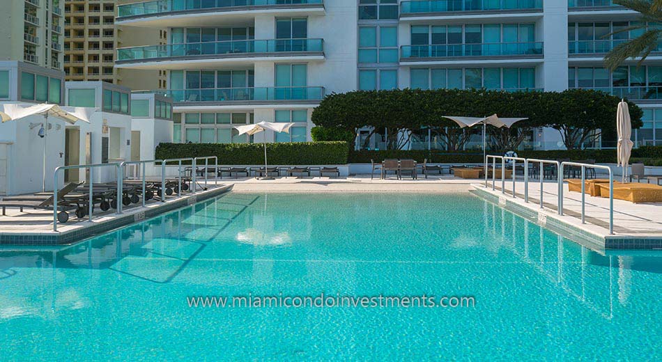 Jade at Brickell Bay swimming pool