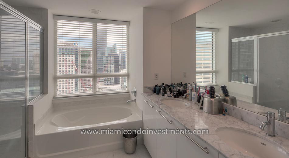 The Plaza on Brickell east tower condo bath