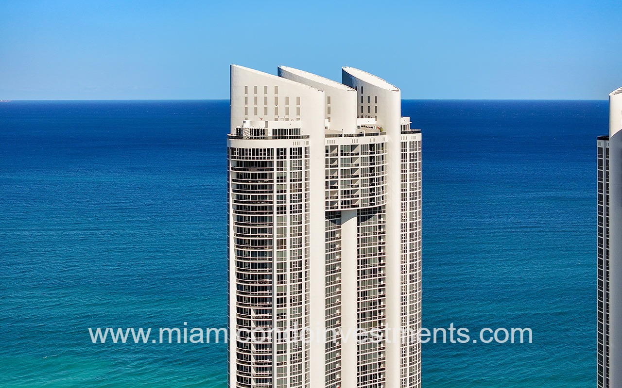 Trump Royal top half of condo building