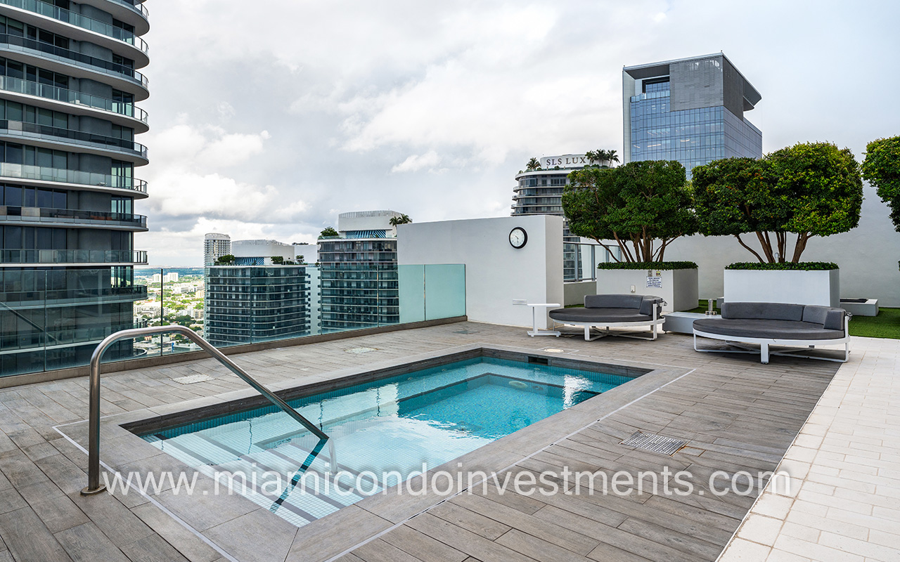 1010 Brickell rooftop Jacuzzi