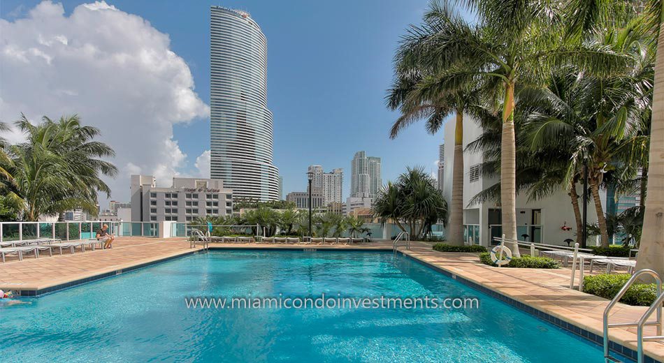 Brickell on the River North swimming pool