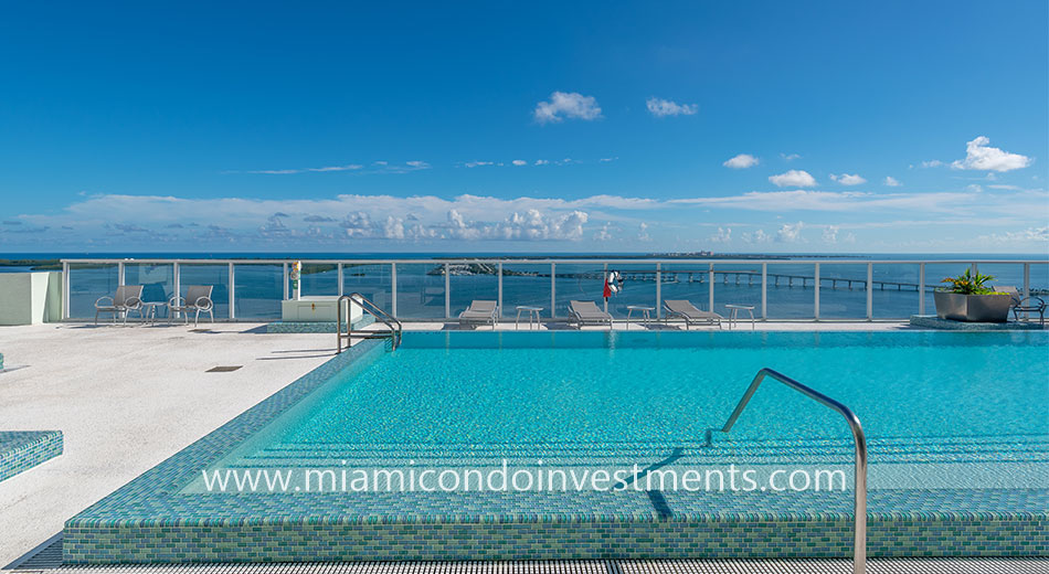 Emerald at Brickell rooftop pool