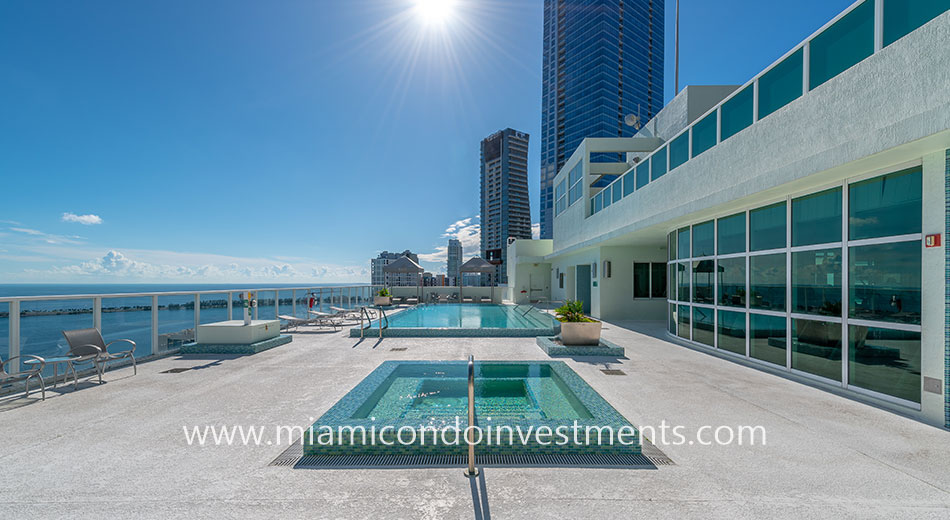 rooftop hot tub and pool at Emerald at Brickell