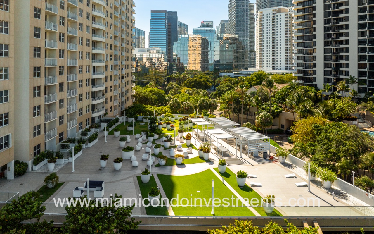 Isola drone view of condo building outdoor space