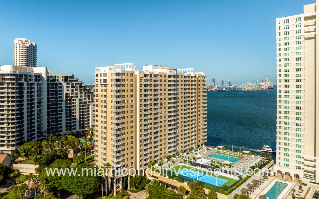 Isola drone of condo building pool and tennis courts on Biscayne Bay