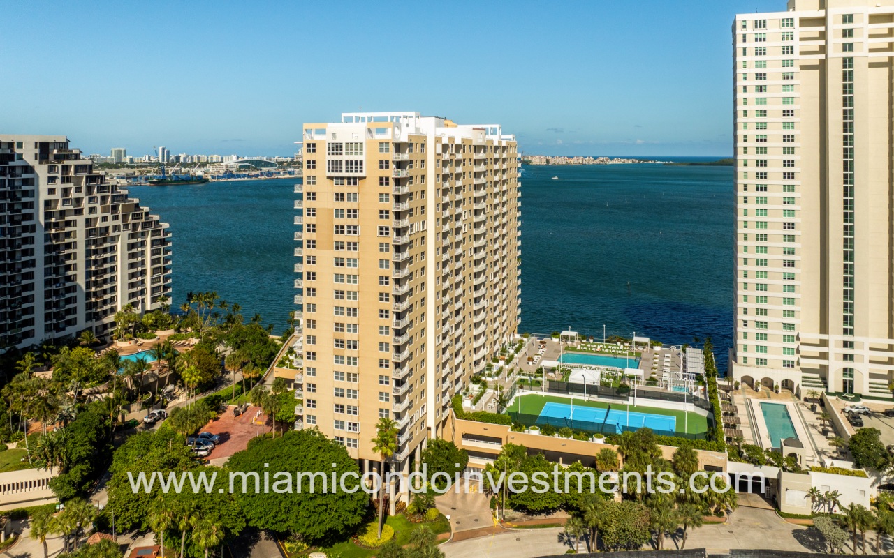Isola drone facing front of building entry with amenities on Biscayne Bay