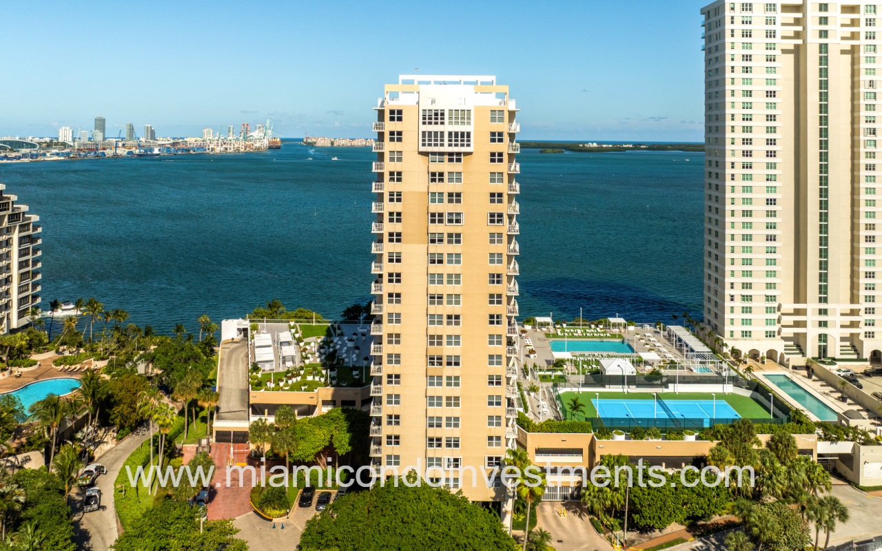 Isola drone view of front of building with amenities and parking garage on Biscayne Bay