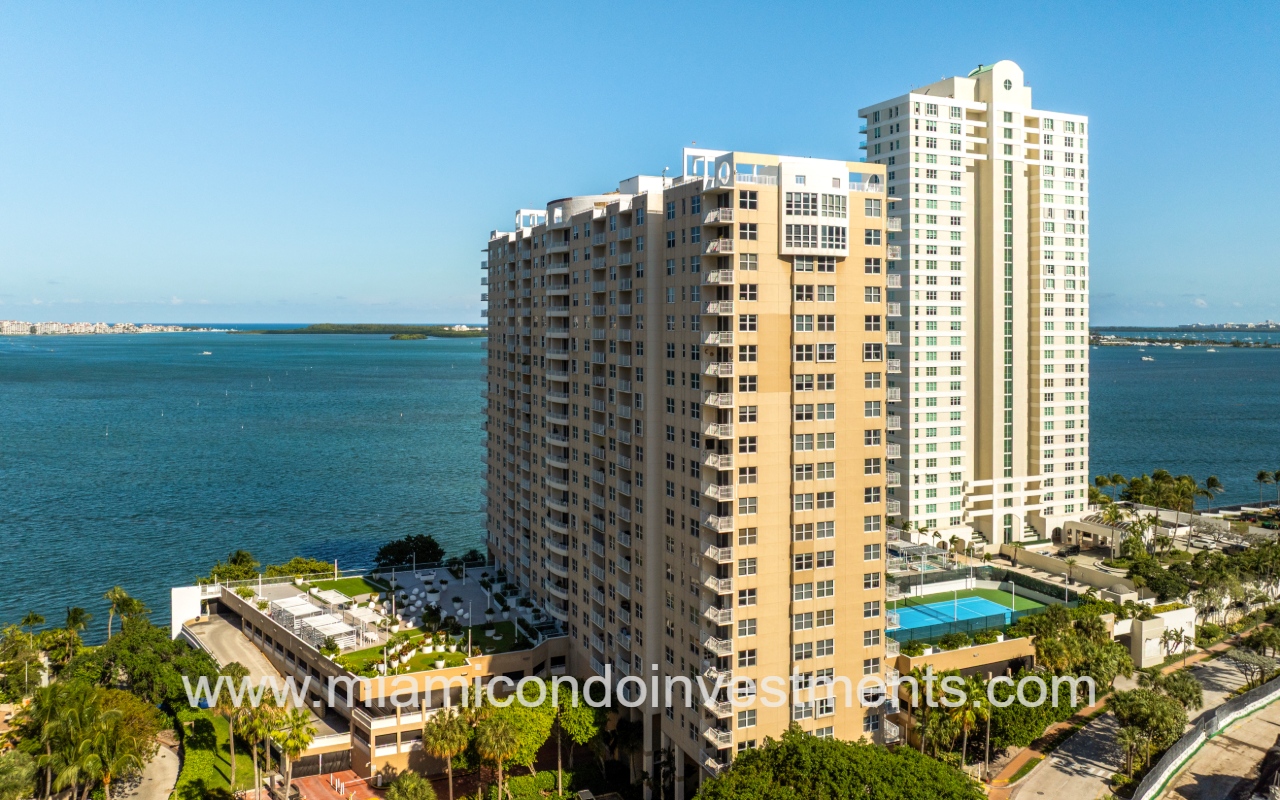 Isola drone view of building and parking overlooking Biscayne Bay