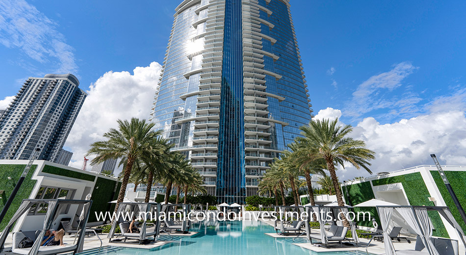 resort-style pools at Paramount Miami Worldcenter