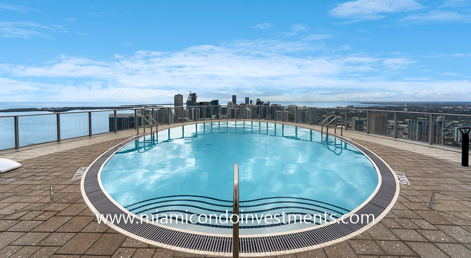 Paramount Miami Worldcenter rooftop pool