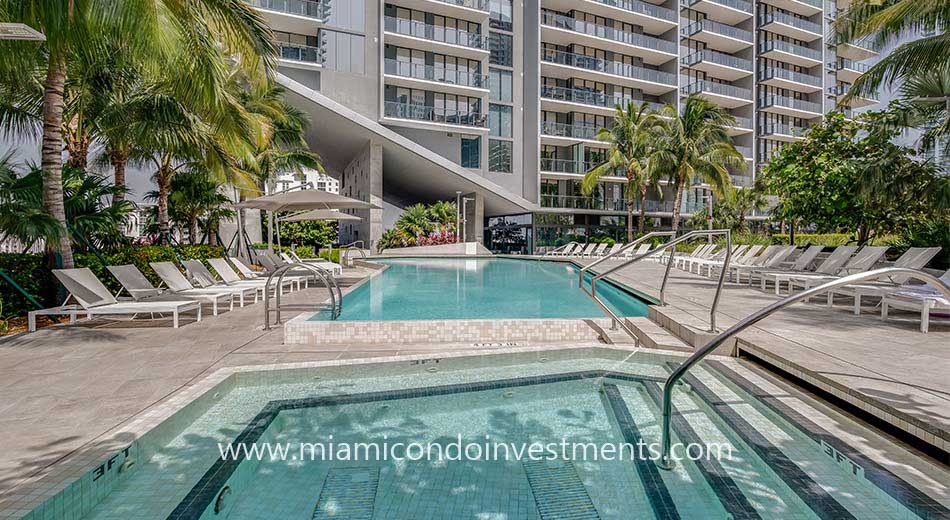 Rise Brickell City Centre pool and hot tub