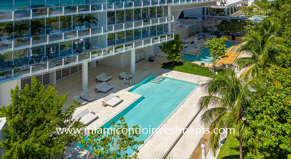 swimming pool at The Surf Club Four Seasons