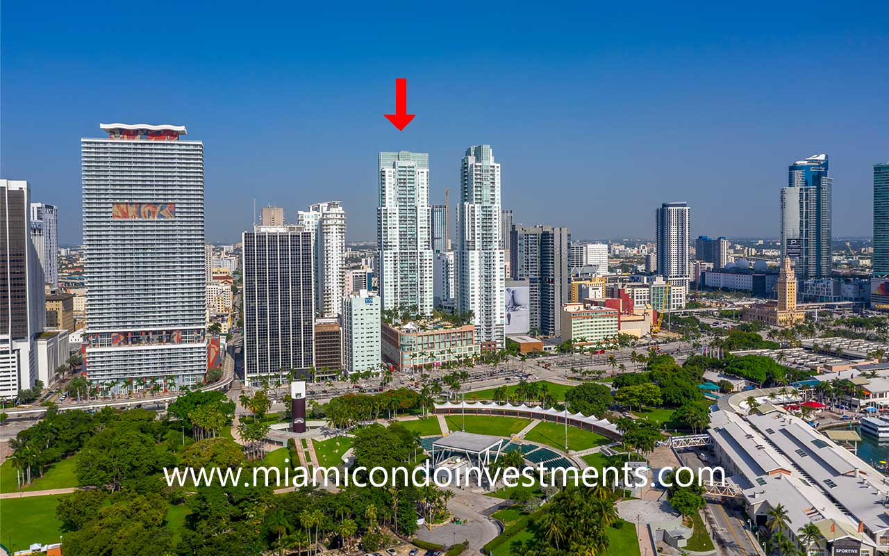 Vizcayne South in Downtown Miami skyline