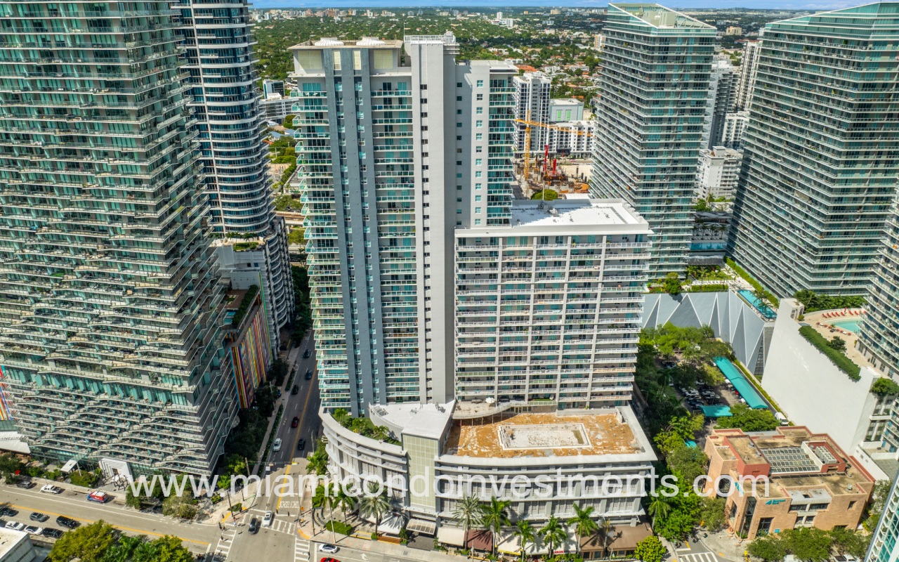 Vue drone overlooking condo building exterior