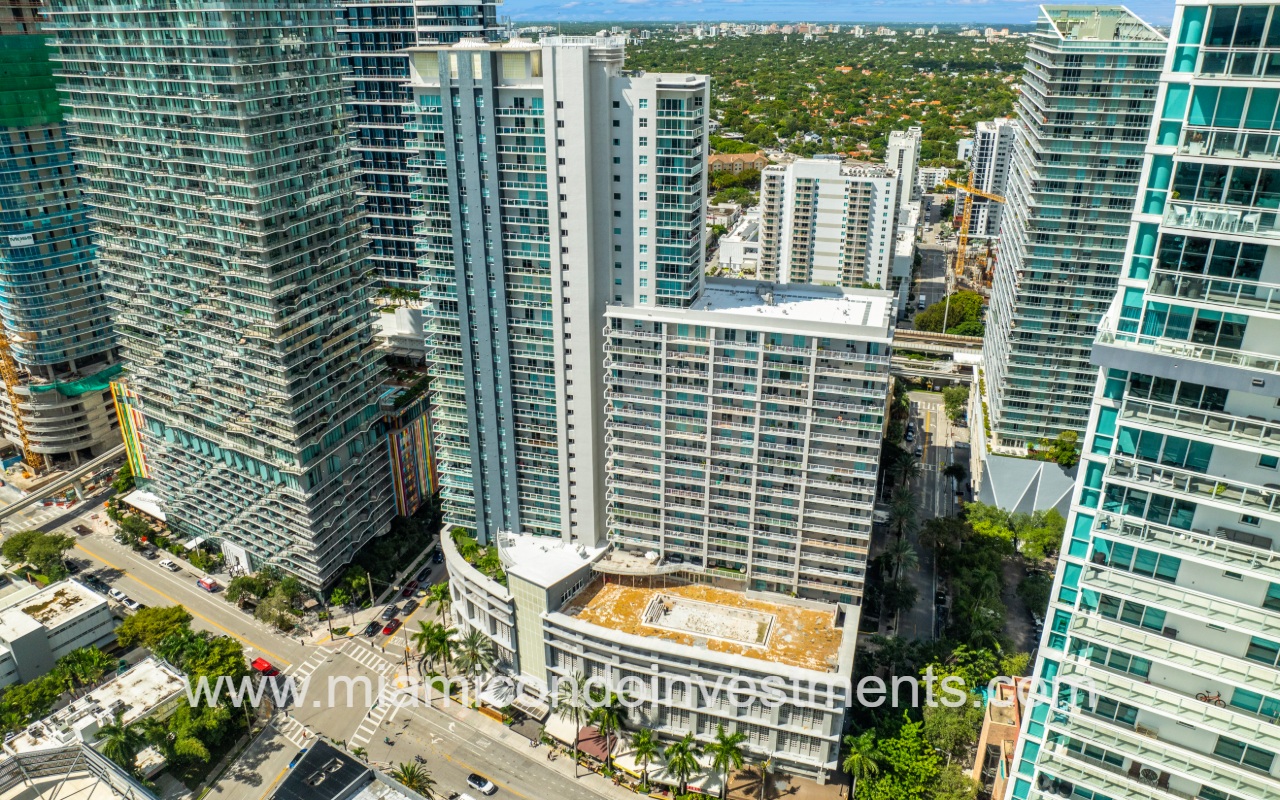 Vue drone angle overlooking condo building exterior