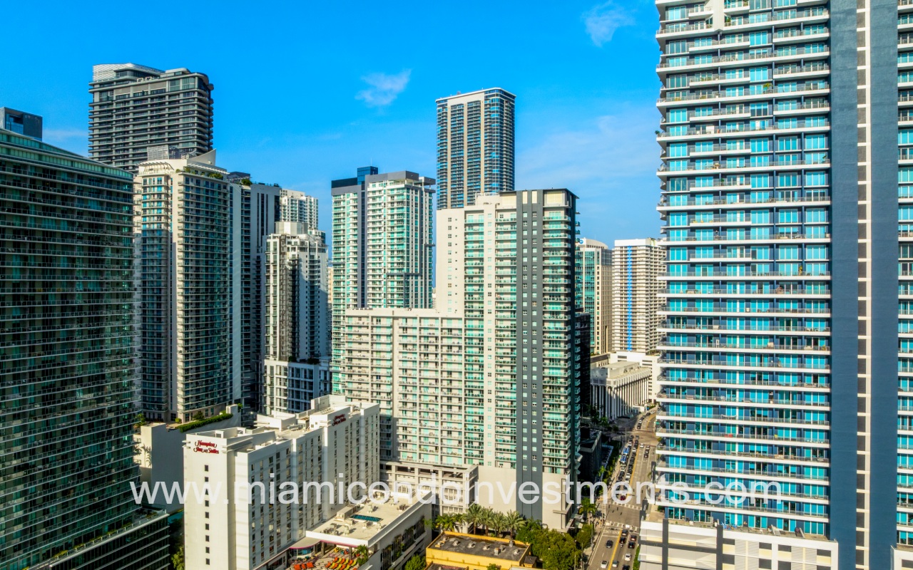 Vue drone view of condo building and surrounding buildings