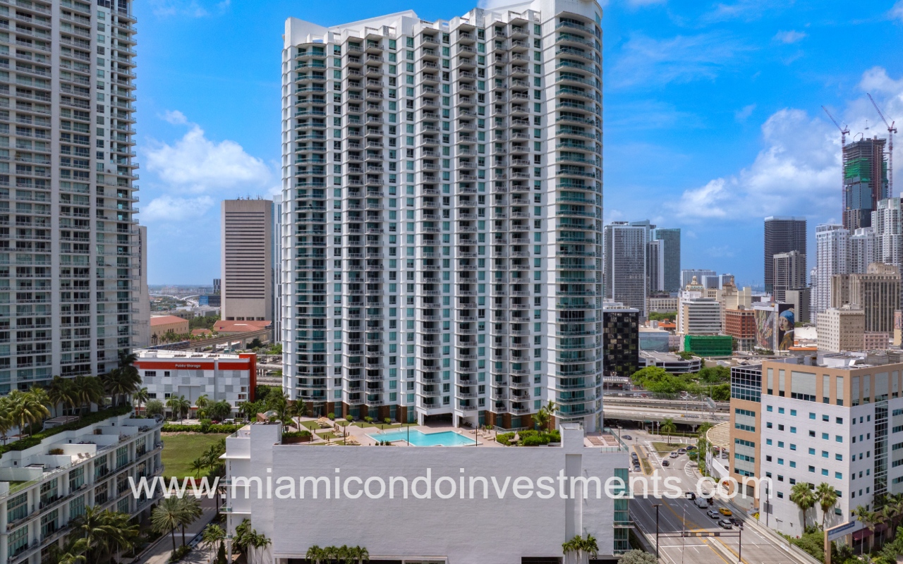 Wind drone facing condominium building and pool