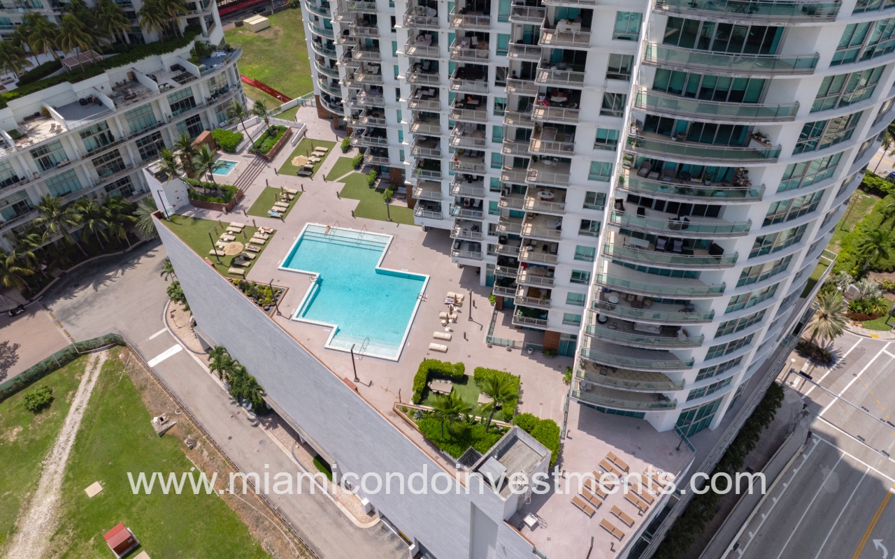 Wind drone top down view of condo building pool