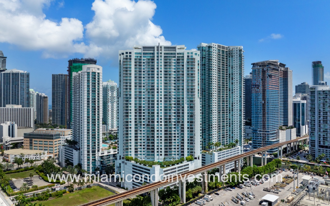 Wind drone of condo building and buildings surrounding