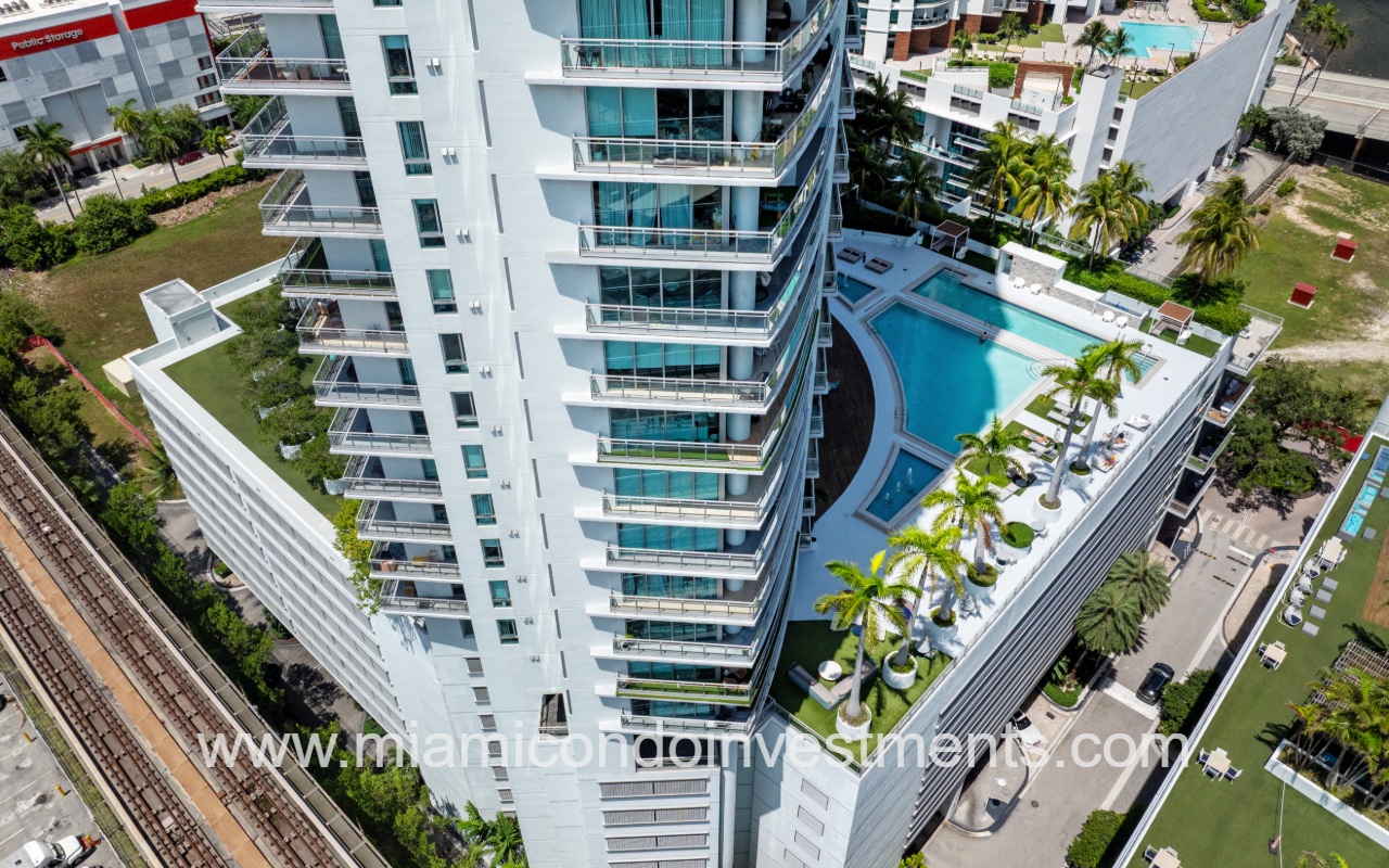 Wind drone profile view of condo building and pool deck