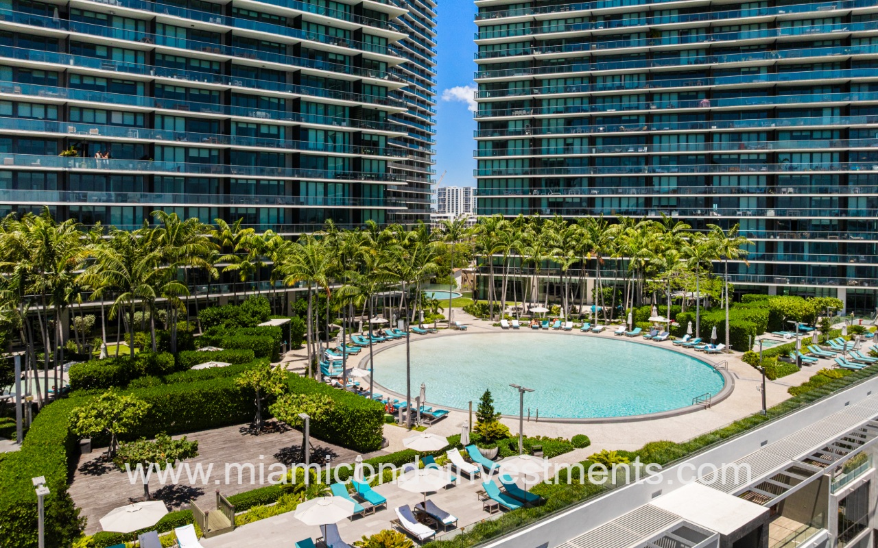 Gran Paraiso drone of of pool area