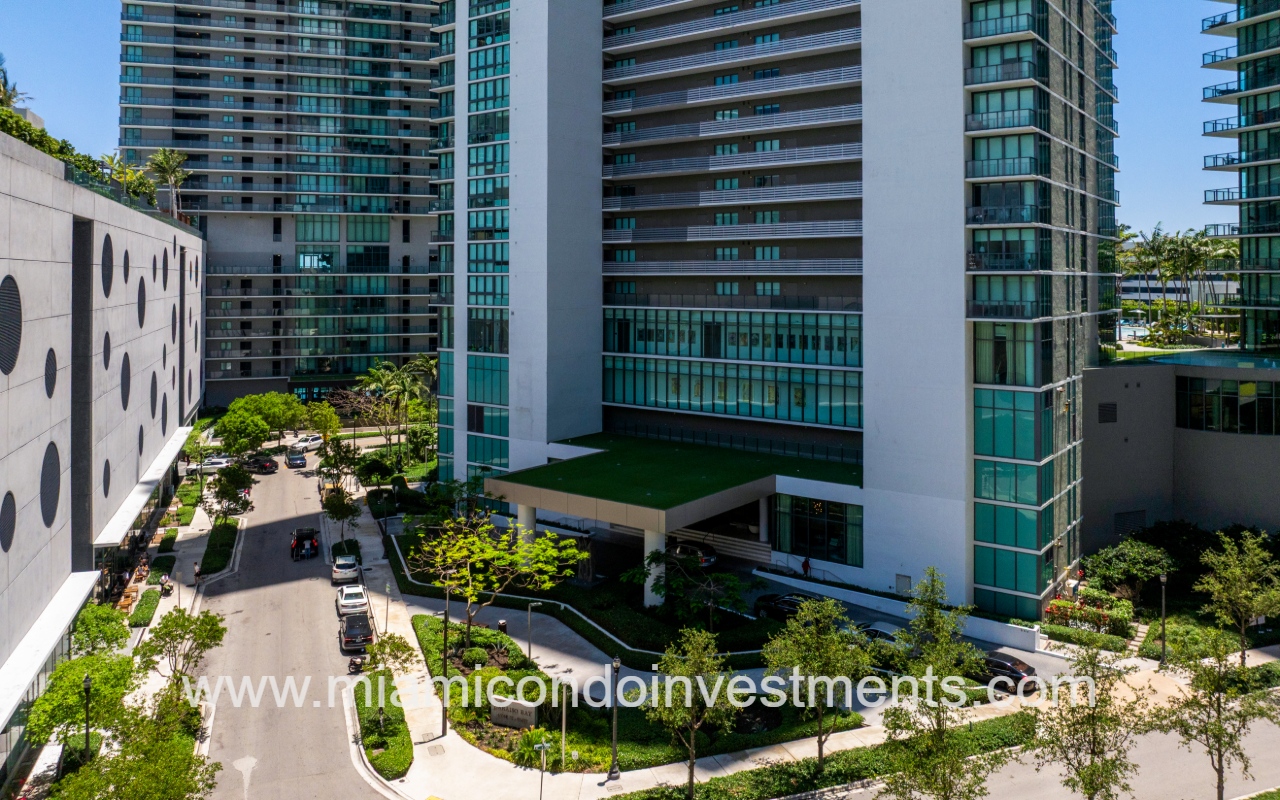 Paraiso Bay drone view of lower front entry of condo building closeup