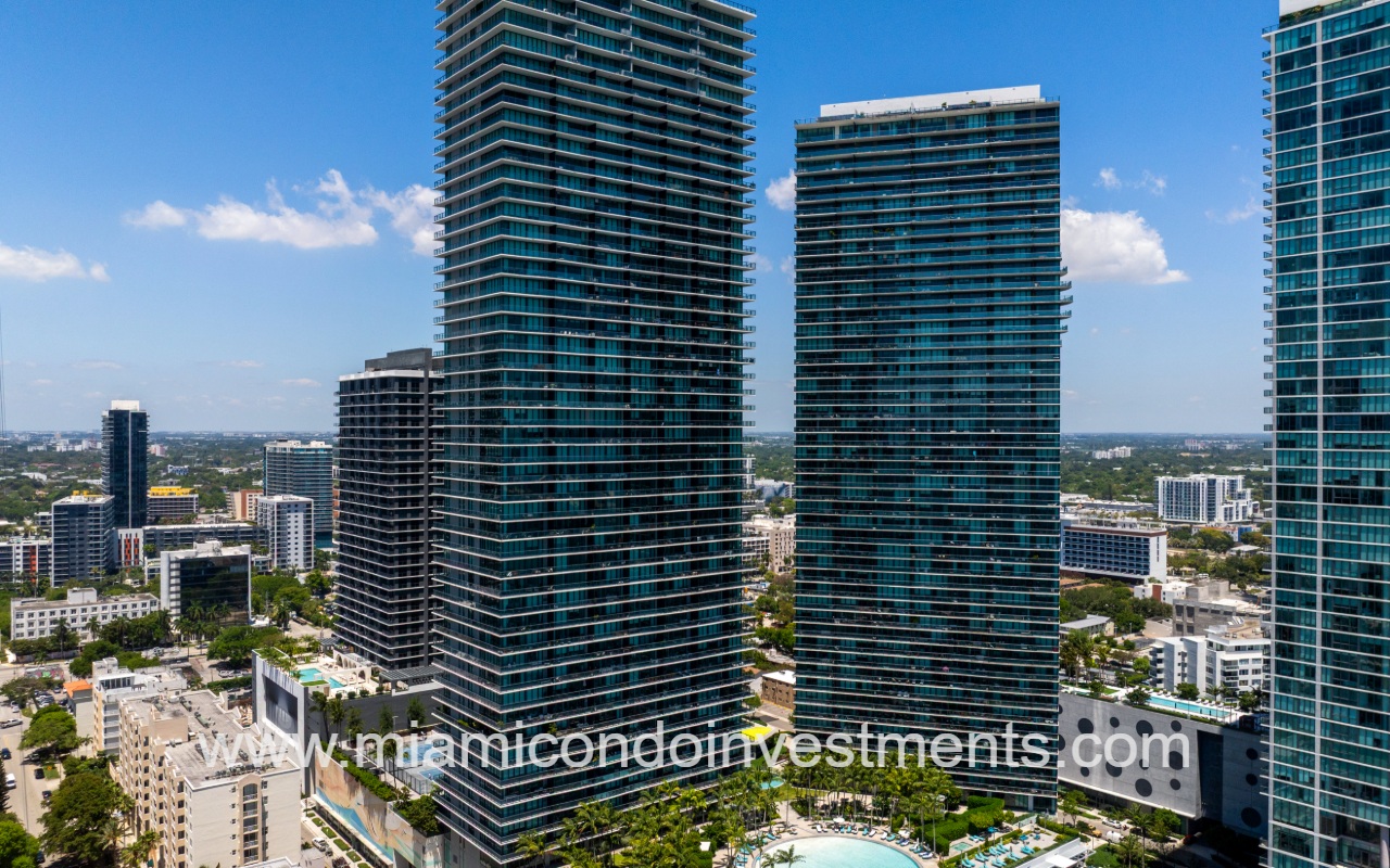Paraiso Bay drone view of condo building exterior and pool