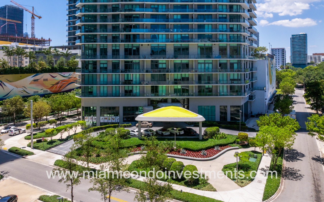 Paraiso Bayviews drone closeup of condo building entry
