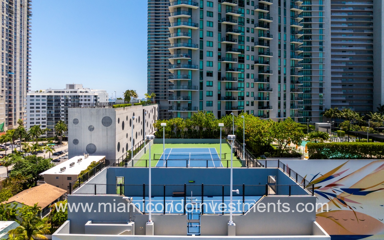 Paraiso Bayviews drone closeup of tennis and paddle courts