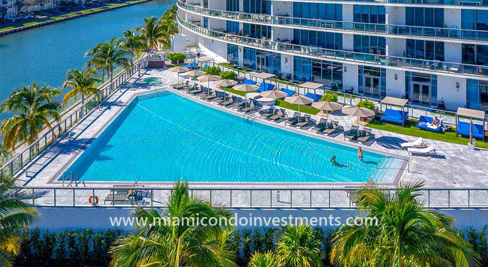 Echo Aventura pool deck