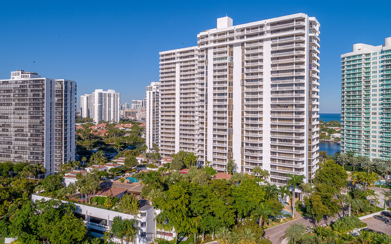Hamptons West Condos | Sales & Rentals