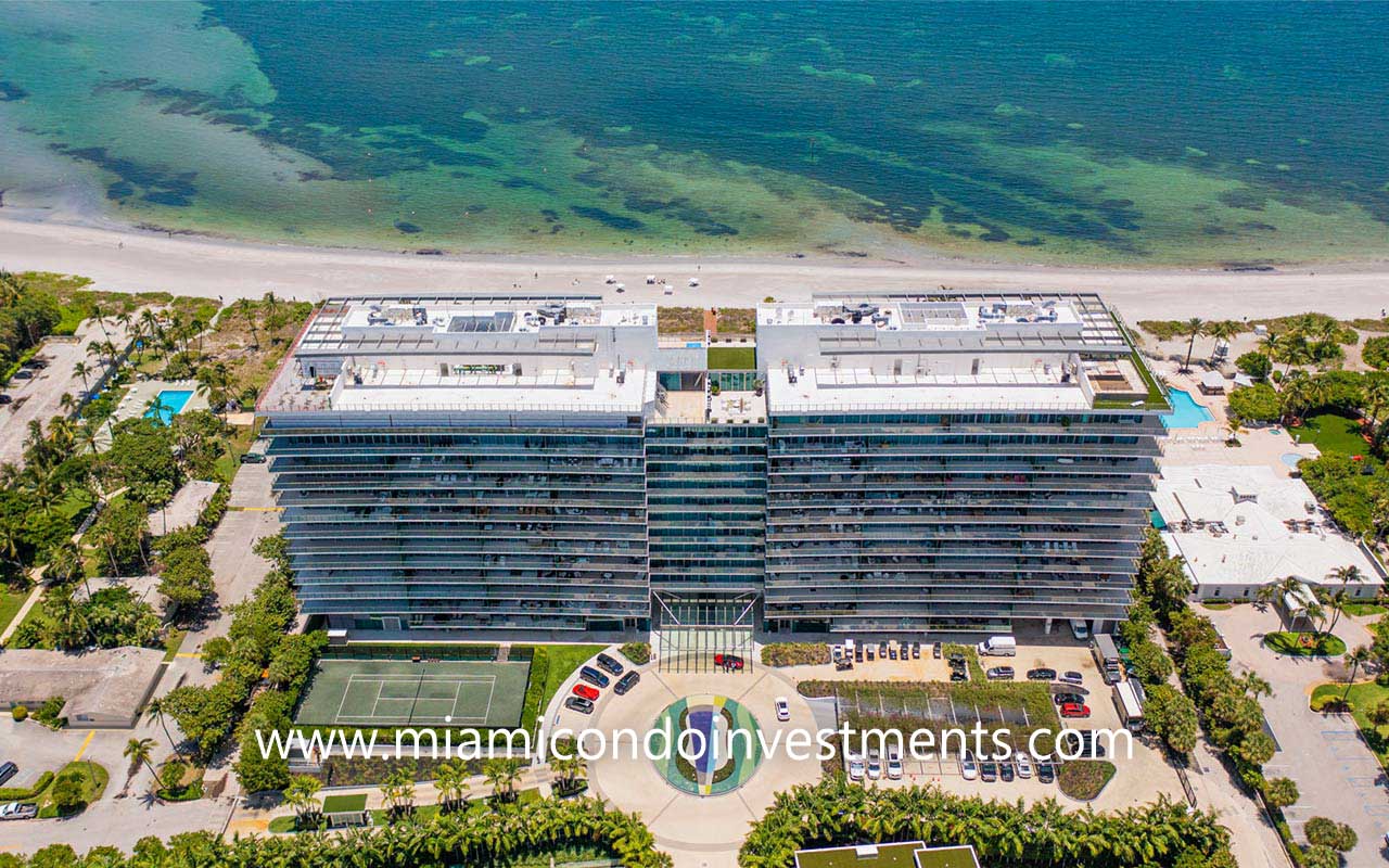 Oceana Key Biscayne porte-cochere and tennis court