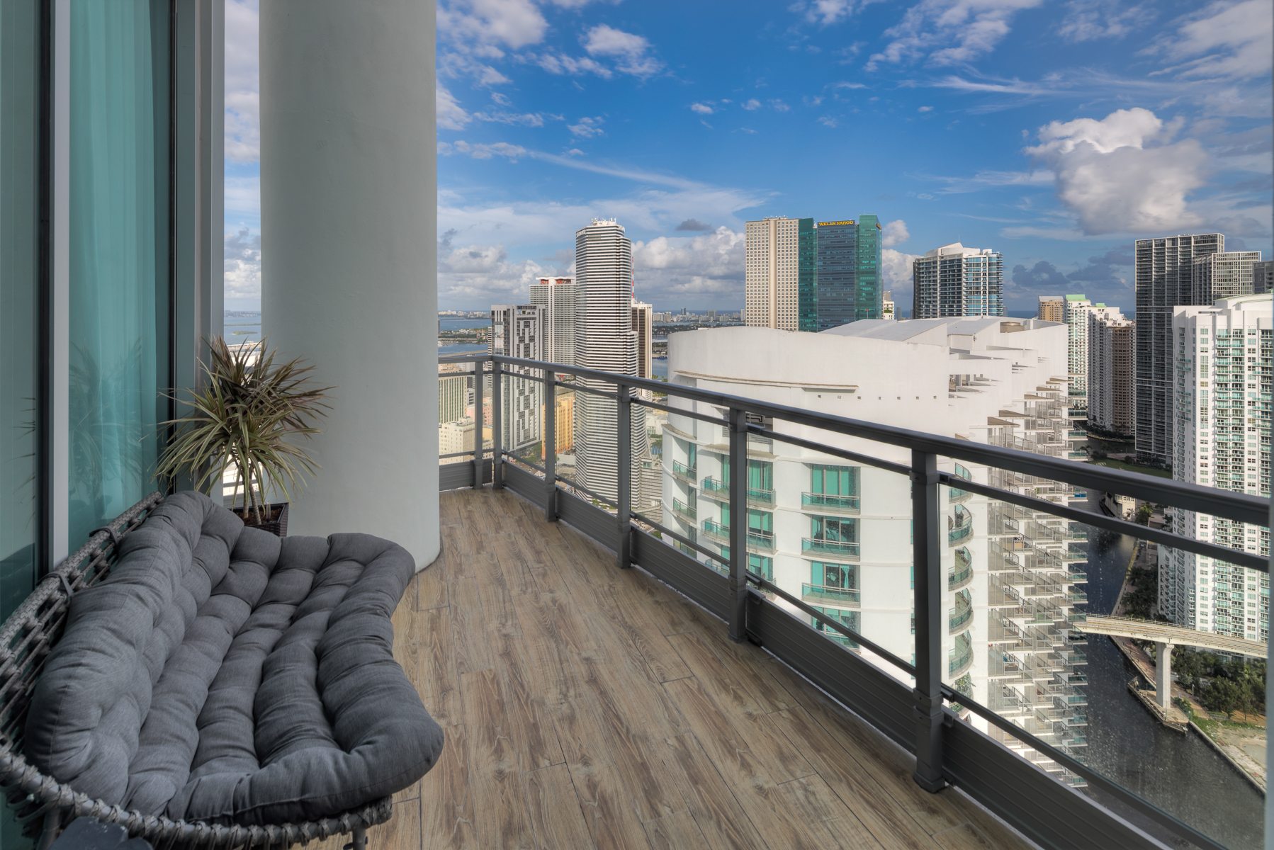 Ivy at Riverfront Penthouse 5