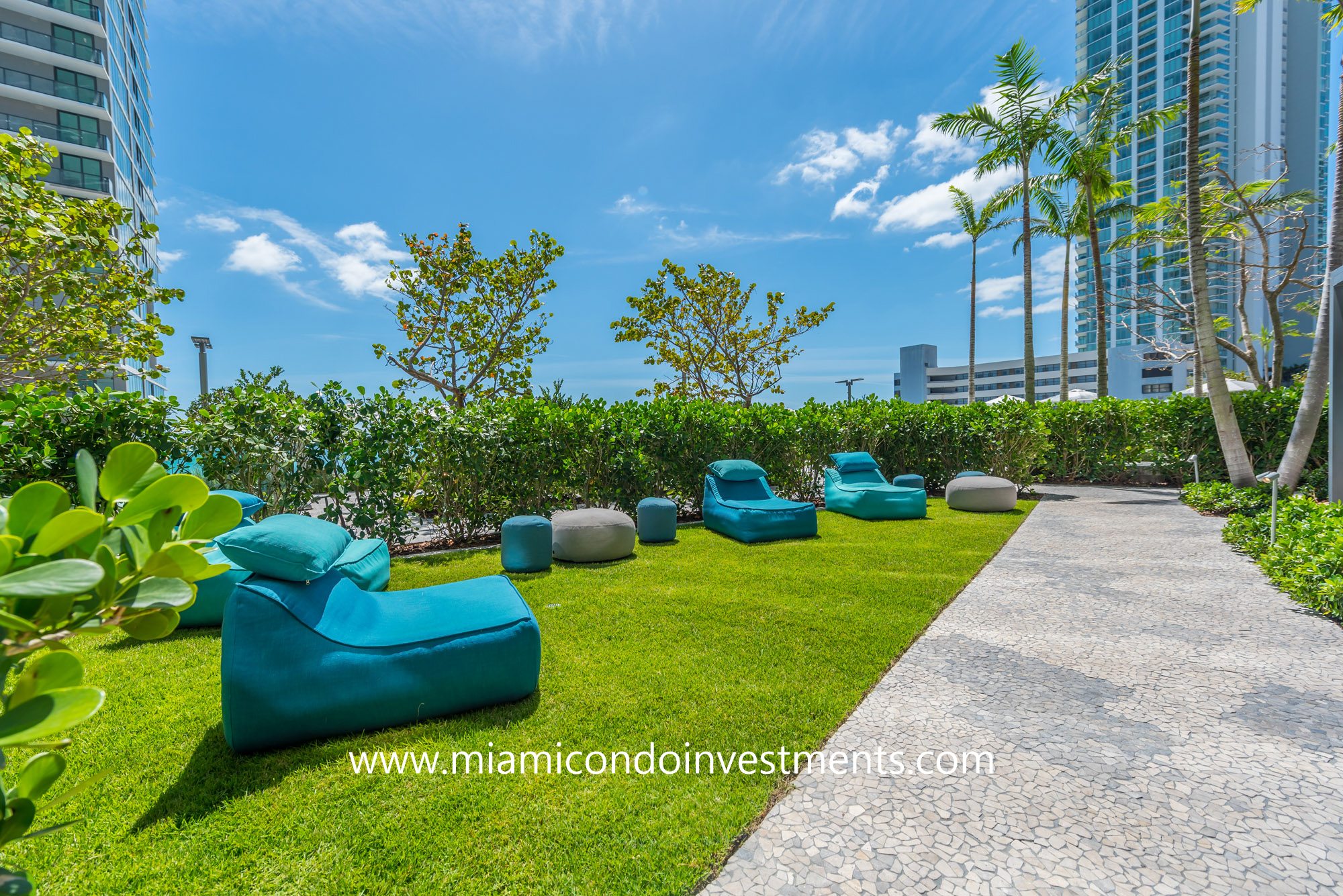 Paraiso Bay outdoor lounge area