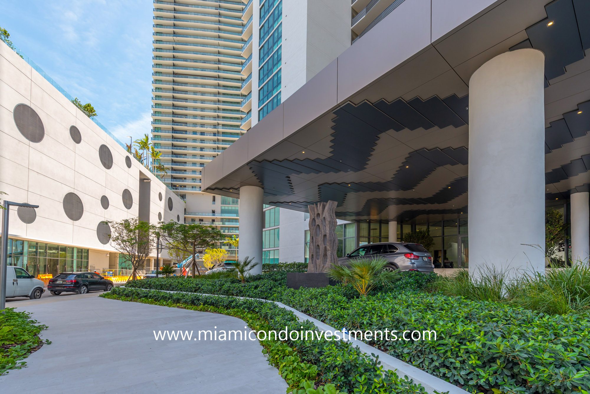 Paraiso Bay porte cochere