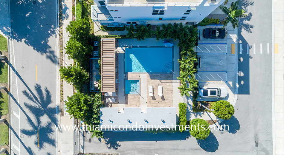 One Bay Residences swimming pool and hot tub