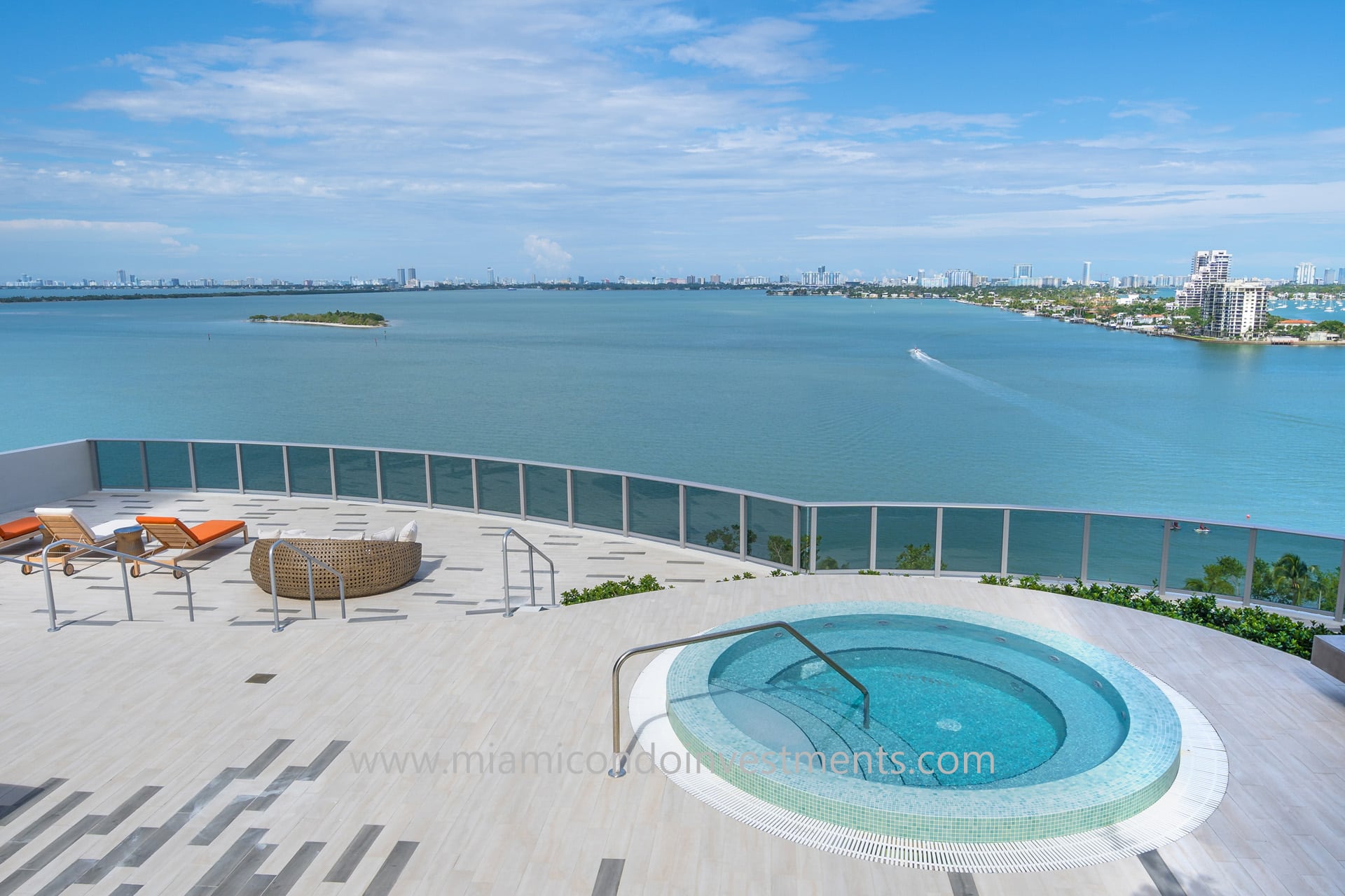 Aria on the Bay jacuzzi