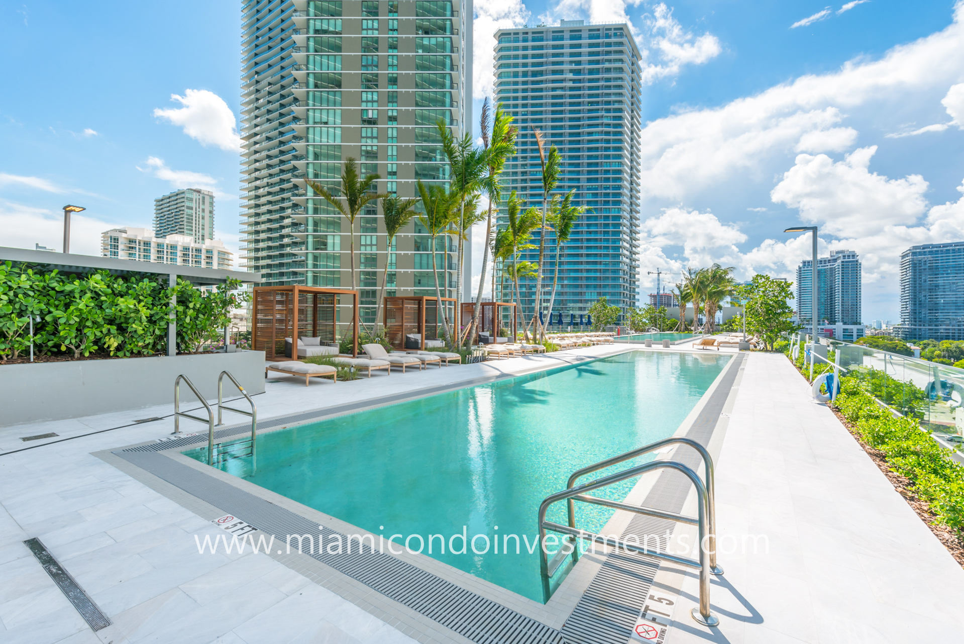 One Paraiso 10th-floor pool deck