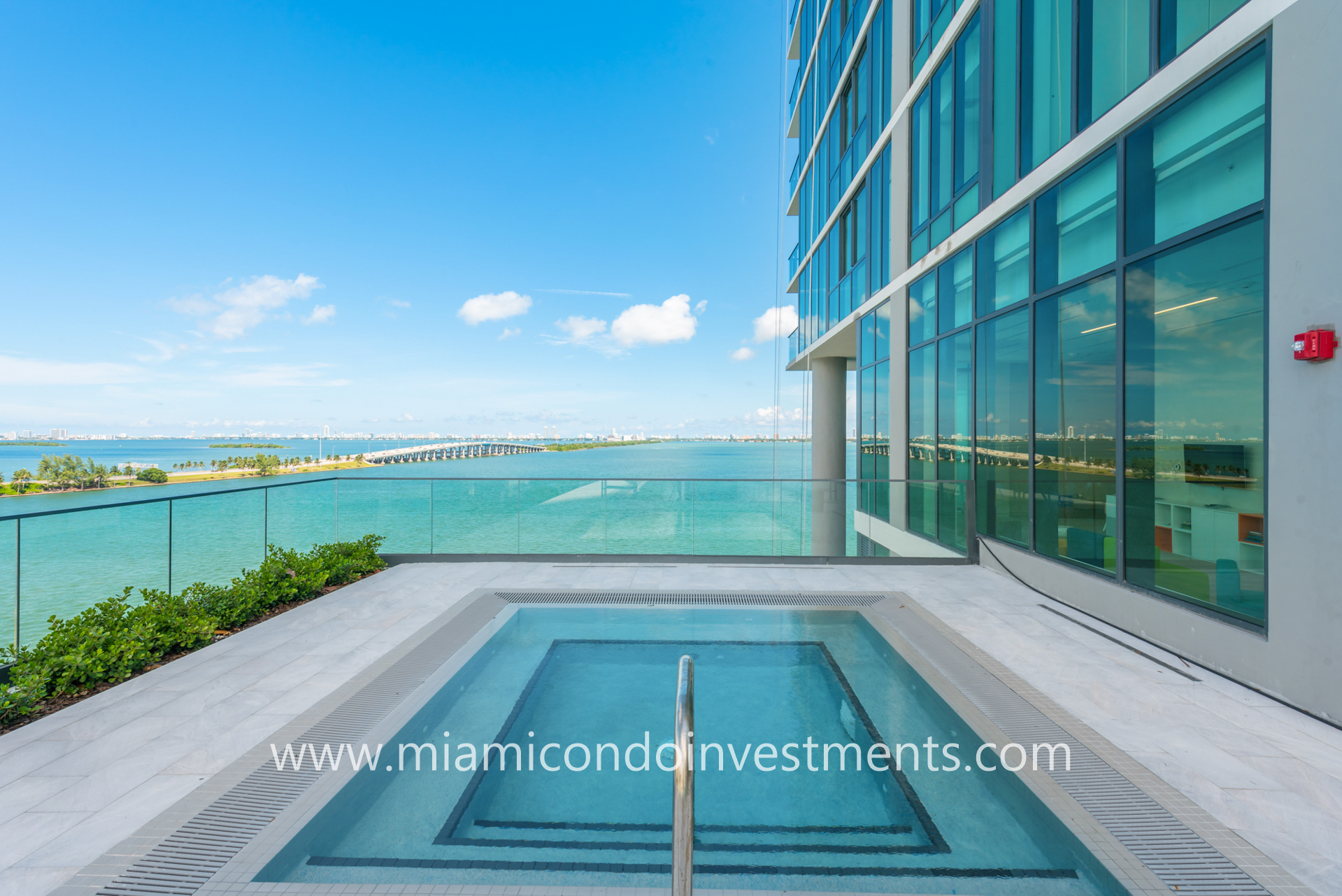 infinity-edge spa at One Paraiso Miami