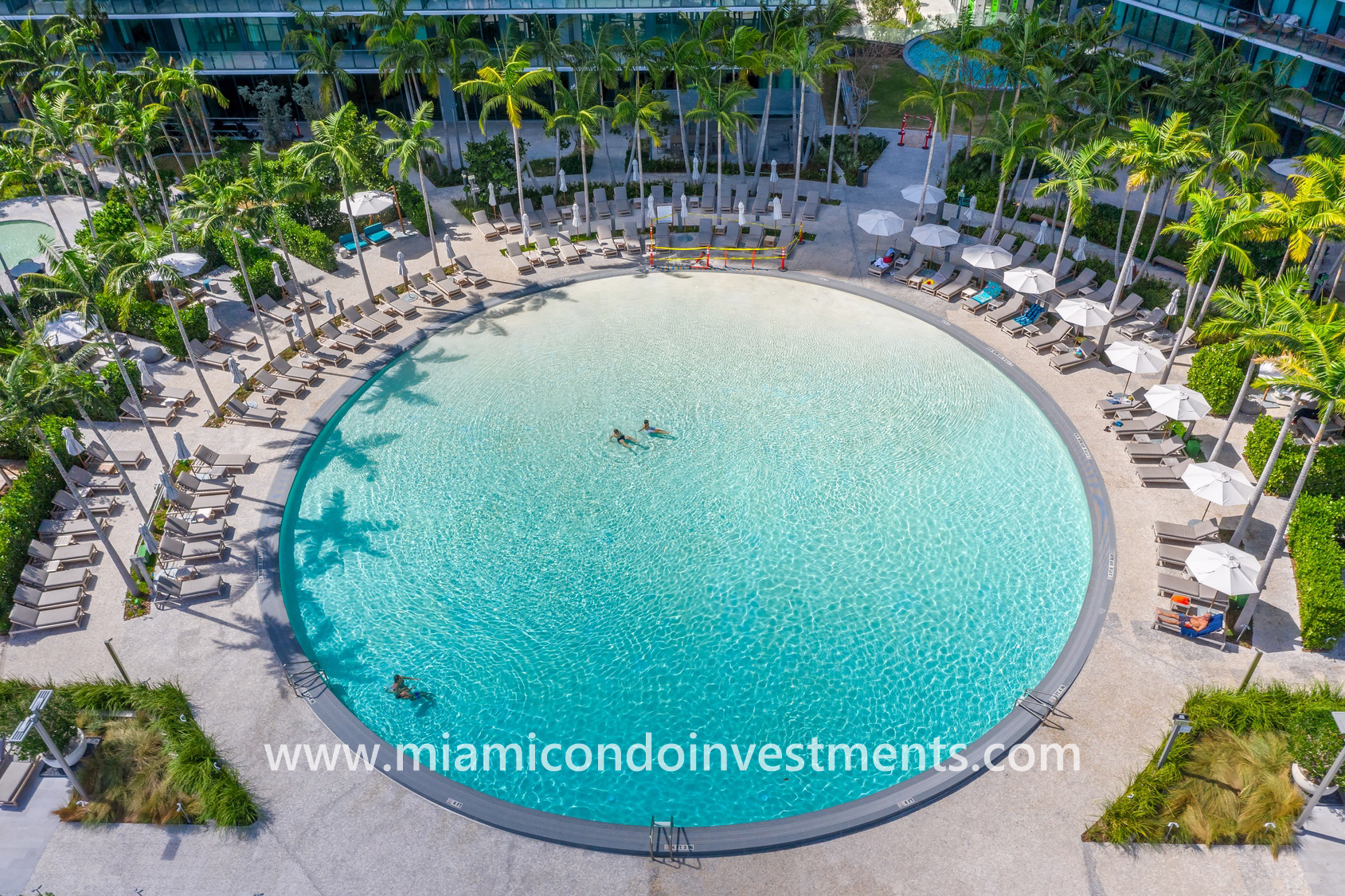 aerial photo of Gran Paraiso pool deck