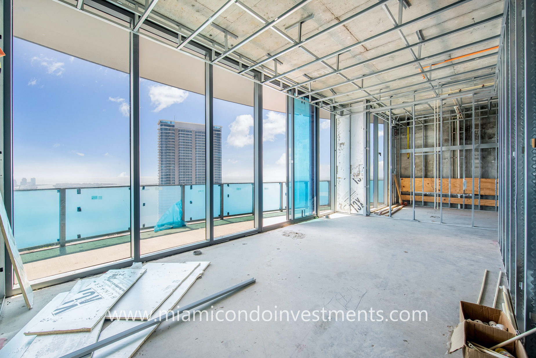 master bedroom and bathroom UPH06 Brickell Flatiron