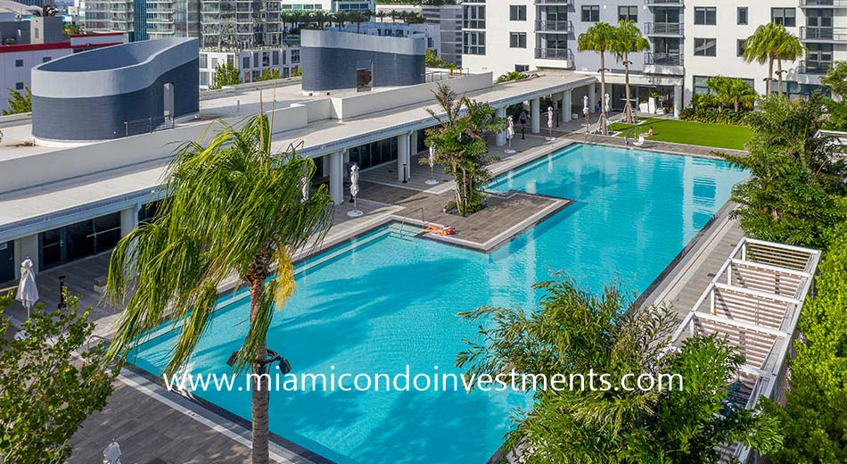 Caoba Miami Worldcenter pool deck