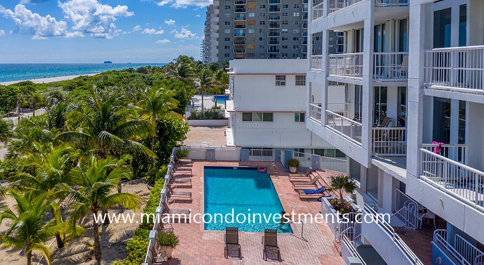 swimming pool of Marbella condominium