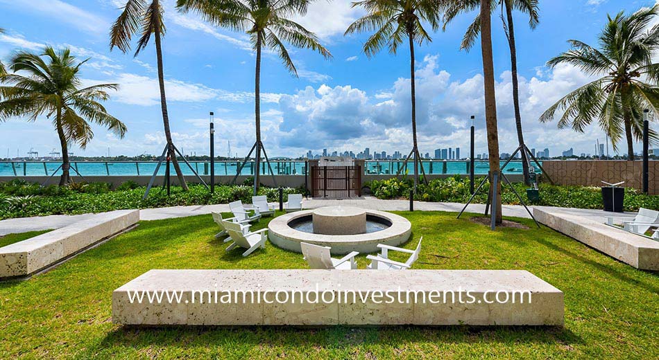 courtyard seating area at Flamingo Point