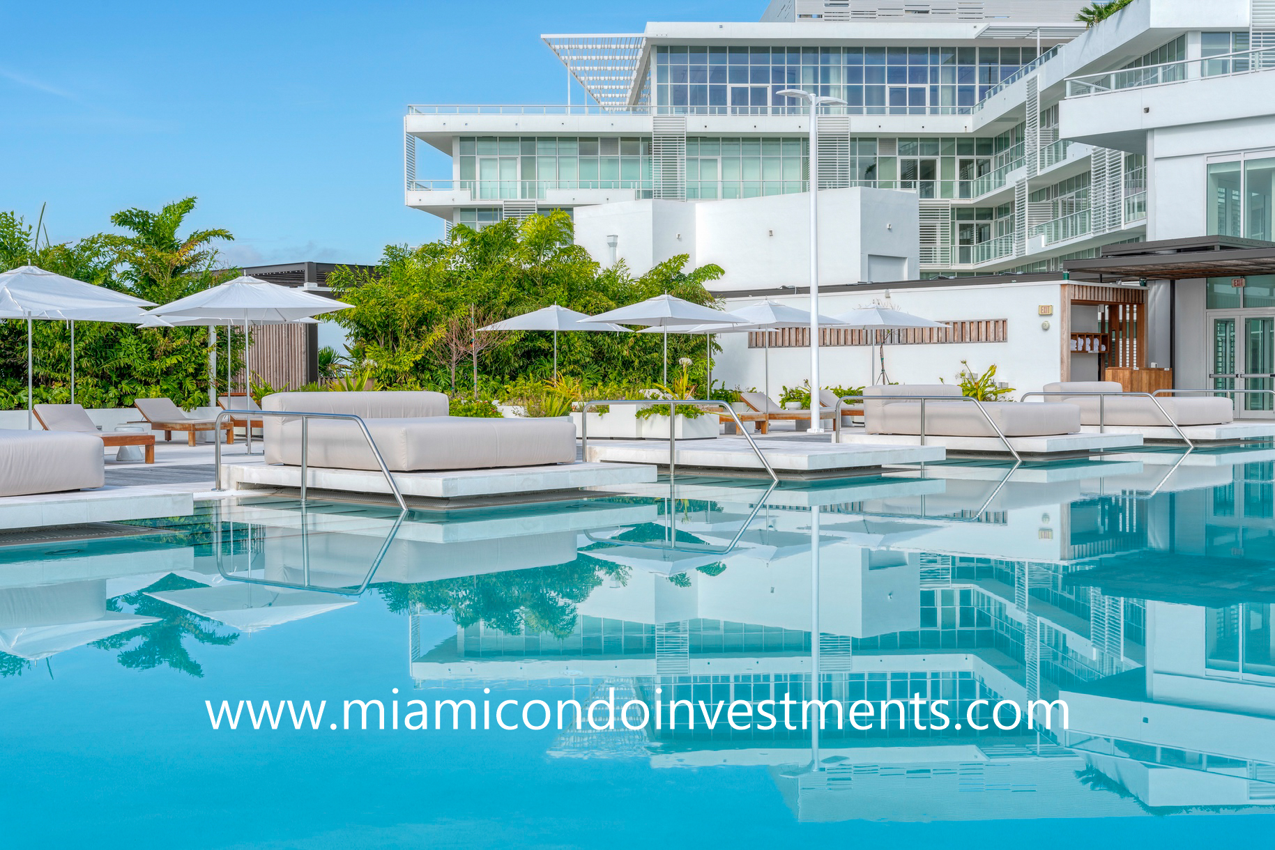 swimming pool at Ritz-Carlton Residences Miami Beach