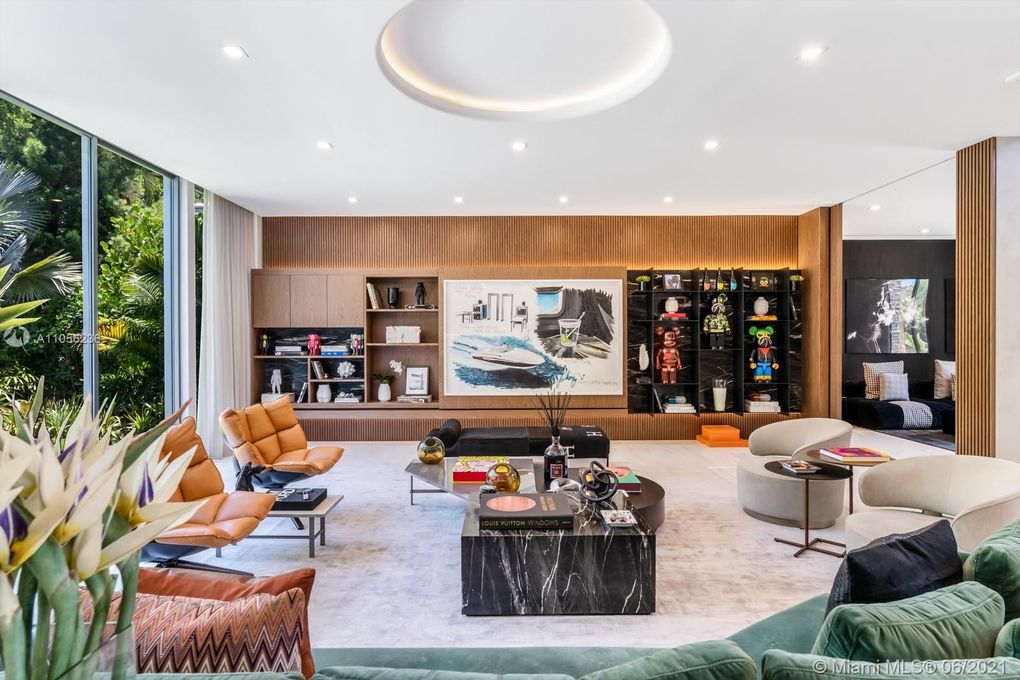 Family Room of Miami Beach Mansion Family Room of Miami Beach Mansion