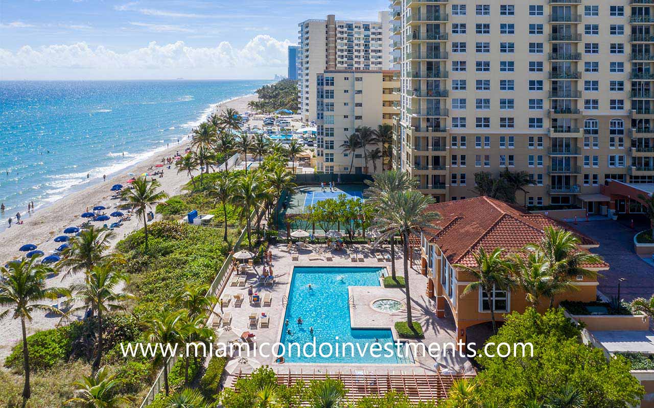 2080 Ocean Drive pool deck